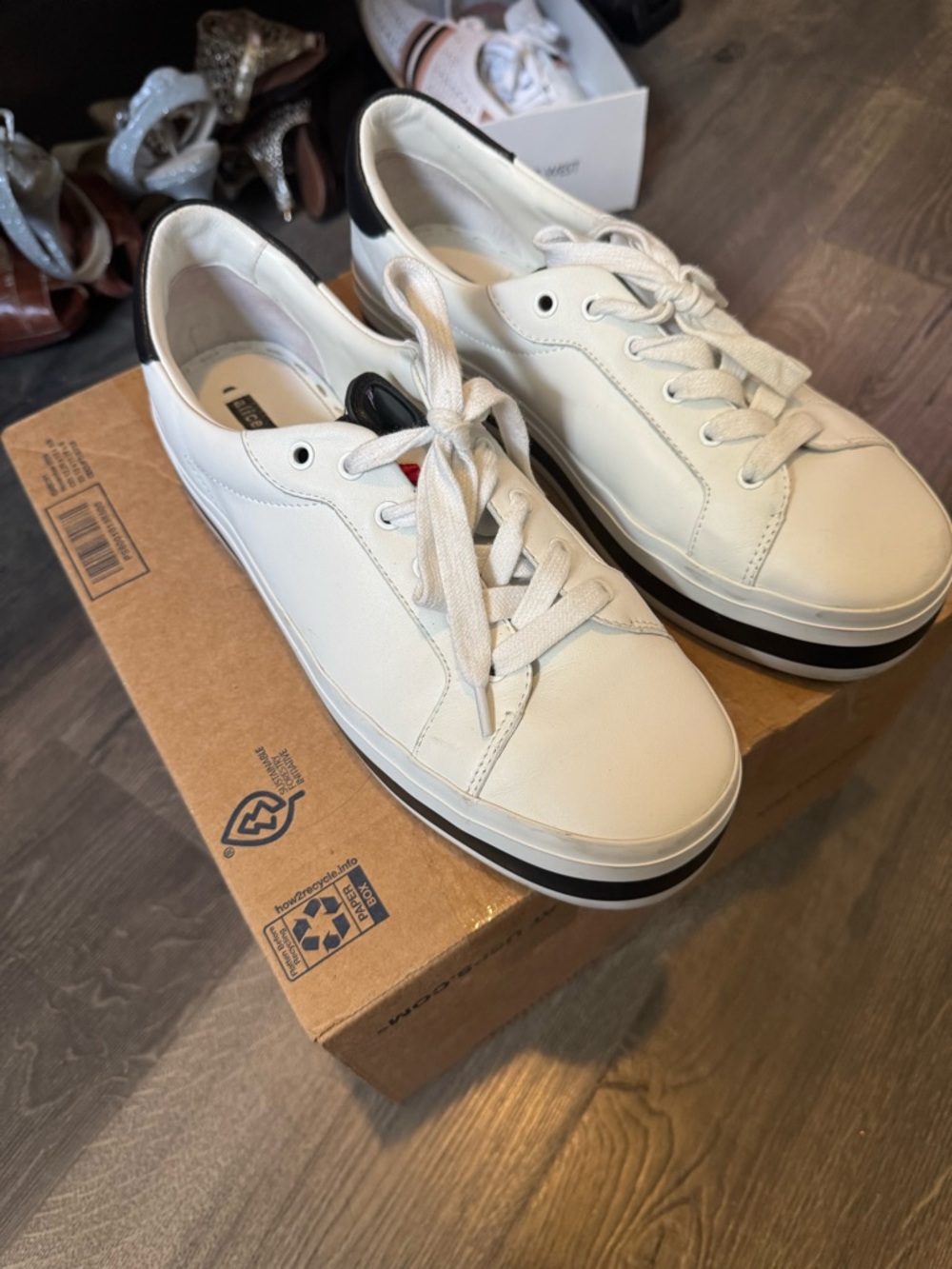 Alice + Olivia White Stace Face Low-Top Sneakers Sz 11